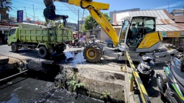 Antisipasi Genangan, Dinas PU Makassar Keruk Saluran Drainase di Utara Kota