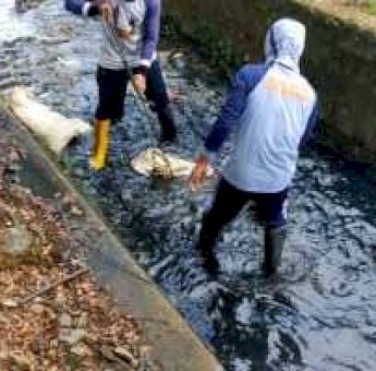 Pastikan Tak Ada Genangan, Begini Perjuangan Tim Satgas Susur Jaringan Drainase