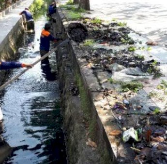 Satgas Drainase Dinas PU Keruk Sedimen di Banta-Bantaeng, Turunkan Delapan Personel