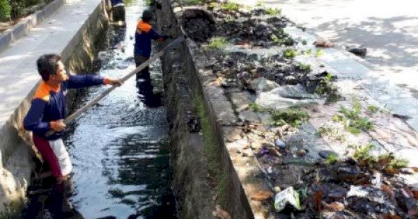 Satgas Drainase Dinas PU Keruk Sedimen di Banta-Bantaeng, Turunkan Delapan Personel
