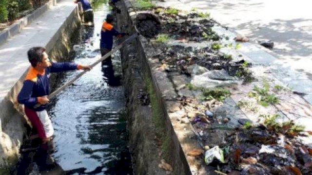 Satgas Drainase Dinas PU Keruk Sedimen di Banta-Bantaeng, Turunkan Delapan Personel