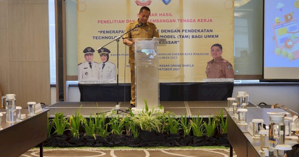 Buka Seminar Hasil Bahas Penerapan E-Commerce Pendekatan TAM bagi UMKM, Begini Arahan Sekertaris Balitbangda Makassar