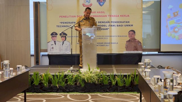 Buka Seminar Hasil Bahas Penerapan E-Commerce Pendekatan TAM bagi UMKM, Begini Arahan Sekertaris Balitbangda Makassar