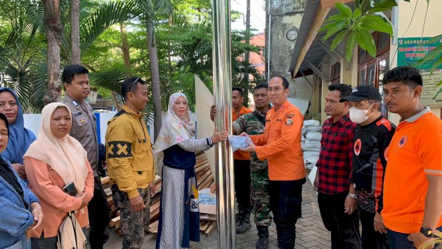 BPBD Serahkan Bantuan Material untuk Korban Angin Kencang di Kampung Lette