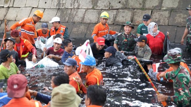 Aksi Heroik Danny Pomanto Turun Langsung ke Kanal Bersihkan Sampah, Antisipasi Banjir di Musim Penghujan
