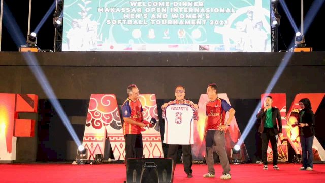 Danny Pamerkan Keunggulan Makassar ke Peserta Makassar Open International Men and Women Softball Turnament 2023