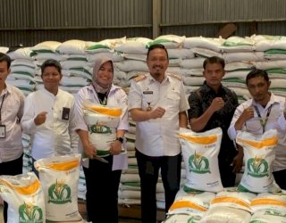 Pastikan Berkualitas, Mahyuddin Lakukan Pengecekan Langsung ke Bulog