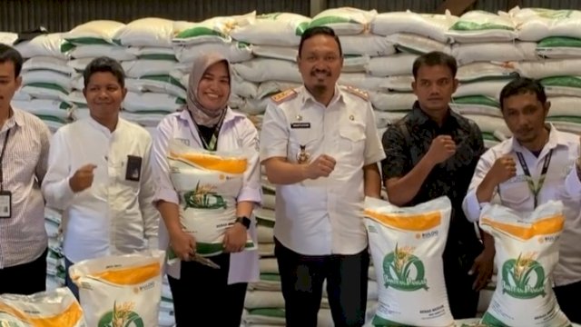 Pastikan Berkualitas, Mahyuddin Lakukan Pengecekan Langsung ke Bulog
