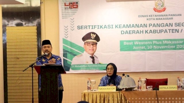 Kepala DKP Makassar Mahyudin membuka kegiatan Sertifikasi Keamanan Pangan Segar Asal Tumbuhan Daerah Kabupaten/Kota di Hotel Best Western Plus Makassar Beach, Jumat (10/11) || istimewa