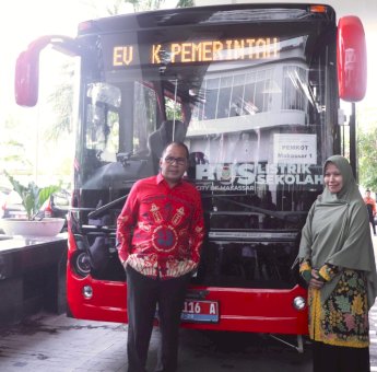 Komitmen Makassar Kota Low Carbon, Danny Pomanto Launching Bus Sekolah Listrik