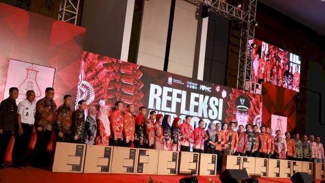 Refleksi Akhir Tahun: Dinas Kominfo Makassar Serahkan Komputer Kontainer Terpadu ke 15 Kecamatan