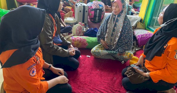 Petugas Kesehatan BPBD Makassar Beri Pendampingan Korban Banjir di Manggala