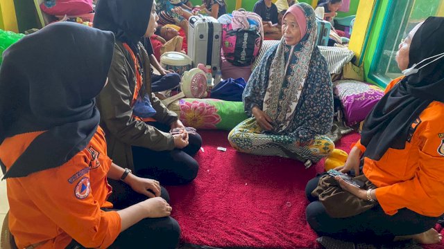 Tim Nakes BPBD Kota Makassar memberikan pendampingan kepada korban banjir yang mengungsi di Masjid Jabal Nur, Rabu (17/1) || istimewa 