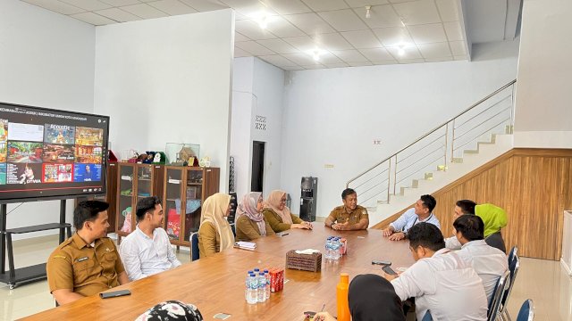 Kepala Dinas Koperasi dan UKM Kota Makassar Muh Rheza memimpin pertemuan dengan Kepala Cabang Bank Sulselbar di Kantor Inkubator Center Jalan AP Pettarani, Senin (22/1) || istimewa 