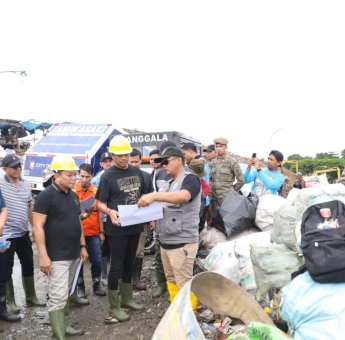 Target Piala Adipura 2023, Pj Sekda Firman Pagarra Pimpin Aksi Bersih-Bersih di TPA Tamangapa