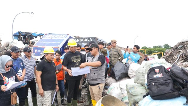 Target Piala Adipura 2023, Pj Sekda Firman Pagarra Pimpin Aksi Bersih-Bersih di TPA Tamangapa