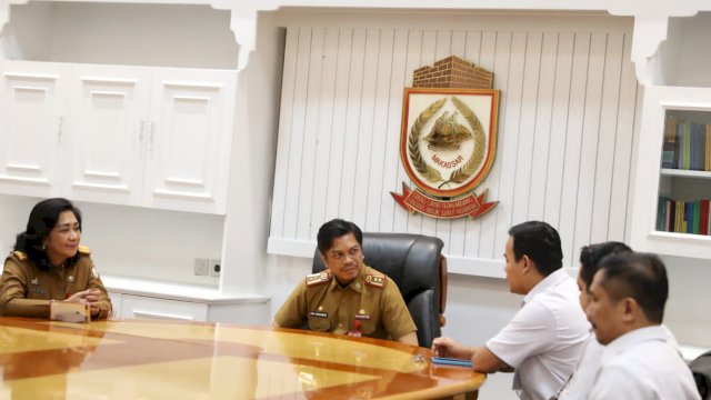 Pj Sekda Kota Makassar Firman Hamid Pagarra didampingi Kepala Dinas Ketenagakerjaan Nielma Palamba menerima audiens BPJS Ketenagakerjaan, di Ruang Sekda Kantor Balai Kota Makassar, Senin (29/1) || istimewa