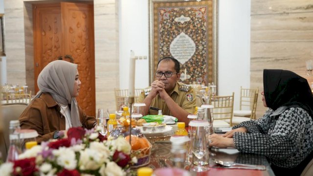 Caleg DPR-RI fraksi NasDem Fatmawati Rusdi datang ke kediaman pribadi Wali Kota Makassar Moh Ramdhan Pomanto di Jalan Amirullah Selasa 30 Januari memberikan ucapan selamat ulang tahun ke-60 || istimewa 