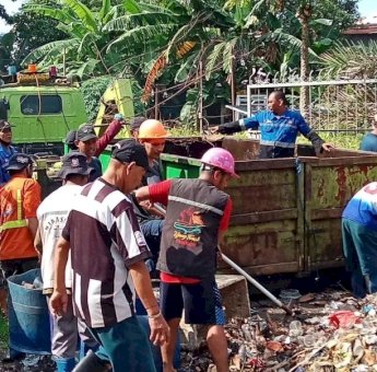 Jaga Lingkungan Tetap Asri, Satgas Kebersihan Kecamatan Ujung Tanah Gelar Aksi Bersih-bersih