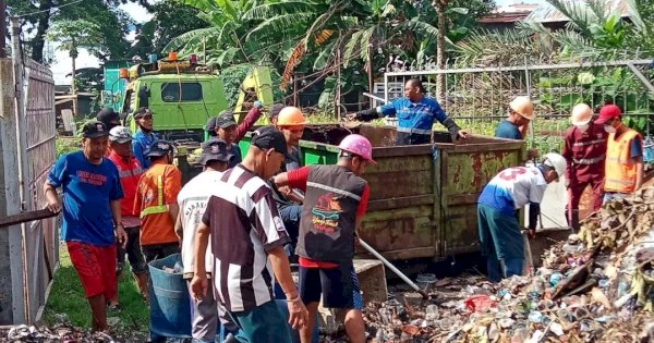 Jaga Lingkungan Tetap Asri, Satgas Kebersihan Kecamatan Ujung Tanah Gelar Aksi Bersih-bersih