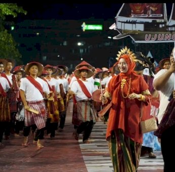 Warga Kecamatan Ujung Tanah Kompak Pakai Sendal Jepit Warna Merah di Puncak HUT ke 416 Kota Makassar