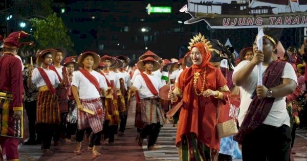 Warga Kecamatan Ujung Tanah Kompak Pakai Sendal Jepit Warna Merah di Puncak HUT ke 416 Kota Makassar