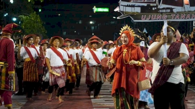 Warga Kecamatan Ujung Tanah Kompak Pakai Sendal Jepit Warna Merah di Puncak HUT ke 416 Kota Makassar