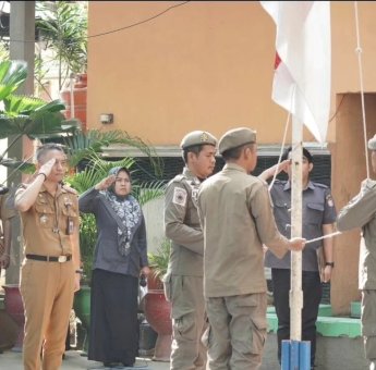 Jadi Pembina Upacara Bendera, Sekcam Ujung Tanah Tekankan Pentingnya Memberikan Pelayanan Terbaik