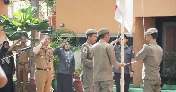 Jadi Pembina Upacara Bendera, Sekcam Ujung Tanah Tekankan Pentingnya Memberikan Pelayanan Terbaik