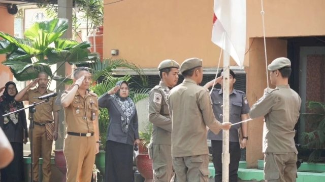 Jadi Pembina Upacara Bendera, Sekcam Ujung Tanah Tekankan Pentingnya Memberikan Pelayanan Terbaik