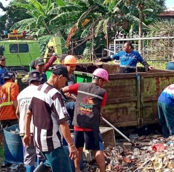 Jaga Lingkungan Tetap Asri, Satgas Kebersihan Kecamatan Ujung Tanah Gelar Aksi Bersih-Bersih
