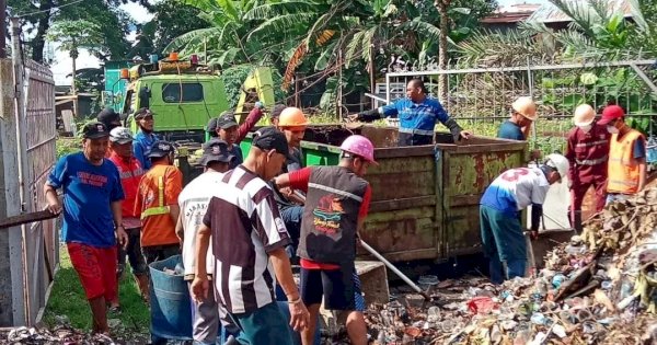 Jaga Lingkungan Tetap Asri, Satgas Kebersihan Kecamatan Ujung Tanah Gelar Aksi Bersih-Bersih