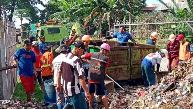 Jaga Lingkungan Tetap Asri, Satgas Kebersihan Kecamatan Ujung Tanah Gelar Aksi Bersih-Bersih
