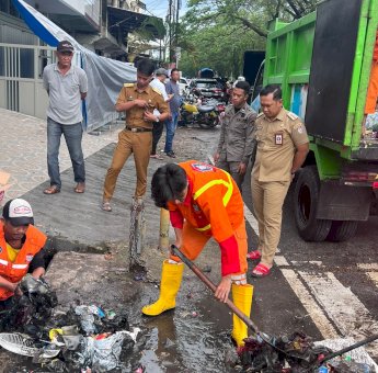Cegah Banjir, Camat Bontoala Fokus Pembersihan Drainase