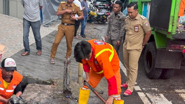 Cegah Banjir, Camat Bontoala Fokus Pembersihan Drainase