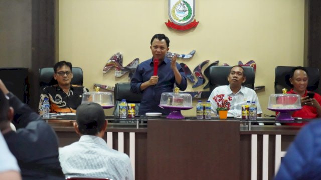 Plt Kepala DKP Makassar Alamsyah Sahabuddin saat saat memberikan penguatan kepada Delor di Kecamatan Tallo, Jumat (2/2) kemarin || istimewa 