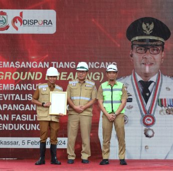 Dinas PM-PTSP Serahkan IMB Revitalisasi Lapangan Karebosi