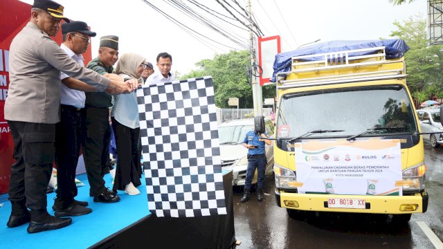 Danny Pomanto Distribusikan 40 Ton Beras Bantuan Pangan Pemerintah Pusat