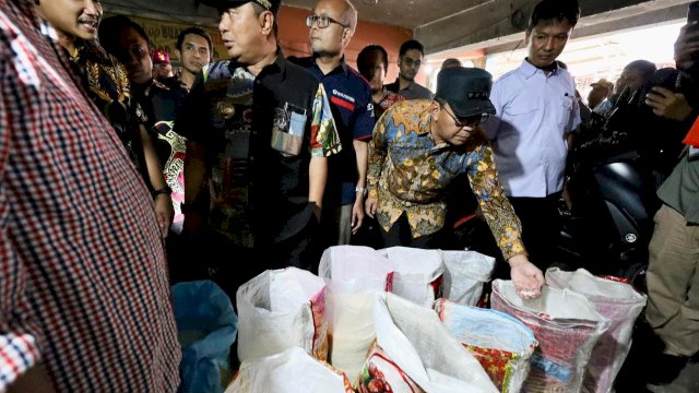 Pasca Pemilu, Danny Pomanto dan Pj Gubernur Bahtiar Tinjau Harga Komoditi di Pasar Terong