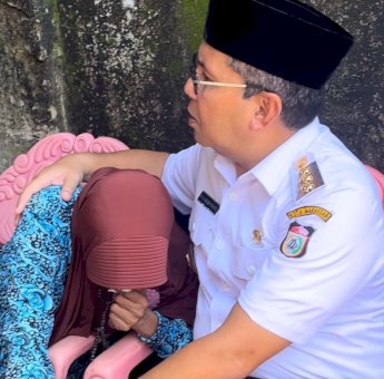 Tangis Ibu Fahriansyah Petugas KPPS yang Meninggal Dunia Pecah Dipelukan Danny Pomanto