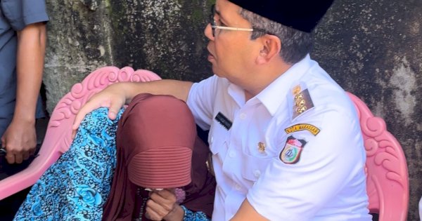 Tangis Ibu Fahriansyah Petugas KPPS yang Meninggal Dunia Pecah Dipelukan Danny Pomanto