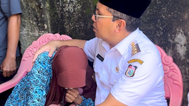 Tangis Ibu Fahriansyah Petugas KPPS yang Meninggal Dunia Pecah Dipelukan Danny Pomanto