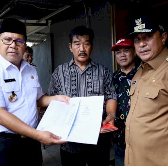 Danny Pomanto Serahkan Akta Kematian dan KK Baru Keluarga Petugas KPPS yang Meninggal Dunia