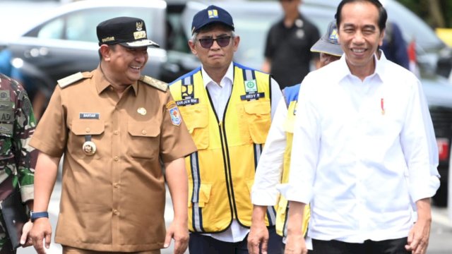 Pj Gubernur Sulsel Bahtiar Baharuddin mendampingi Presiden Jokowi kunjungan kerja di Sulsel || istimewa 