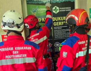 Damkar Makassar Sigap Selamatkan Ibu Terjebak Lift di Puskesmas Kassi-Kassi