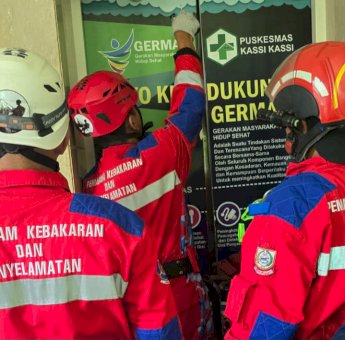 Damkar Makassar Sigap Selamatkan Ibu Terjebak Lift di Puskesmas Kassi-Kassi