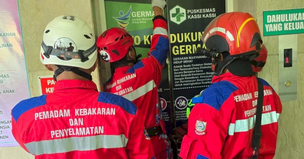 Damkar Makassar Sigap Selamatkan Ibu Terjebak Lift di Puskesmas Kassi-Kassi