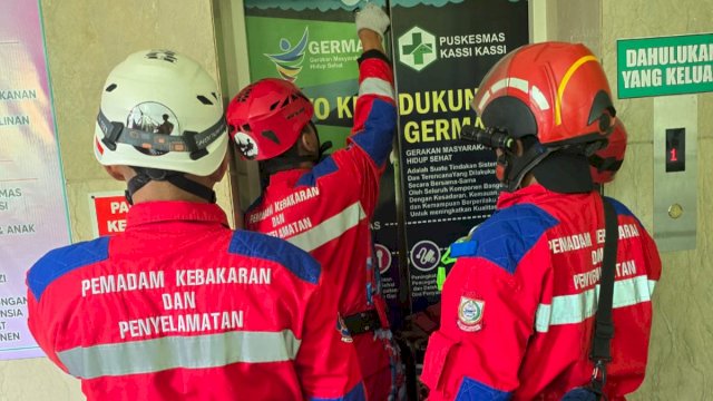Damkar Makassar Sigap Selamatkan Ibu Terjebak Lift di Puskesmas Kassi-Kassi