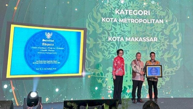 Disaksikan Wapres Ma’ruf Amin, Plt Kepala DLH Makassar Terima Penghargaan Adipura 2023 di Jakarta