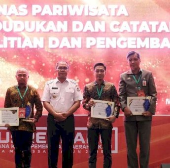 Pemkot Makassar Beri Penghargaan Tiga OPD Dokumen Perencanaan Terbaik
